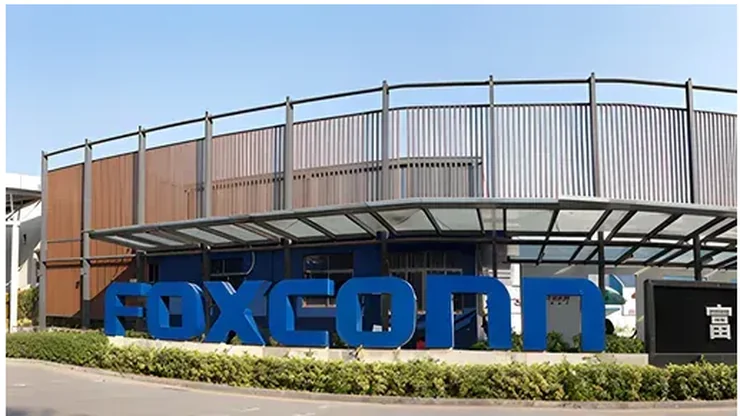 Fachada da unidade da Foxconn, com o letreiro da empresa