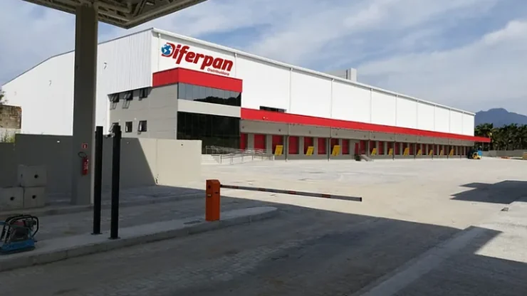 Centro de distribuição da Diferpan, com as docas ao longo da fachada