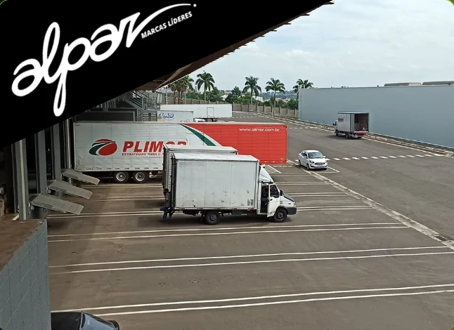 Centro de distribuição da Alpar Brasil, com caminhões nas docas