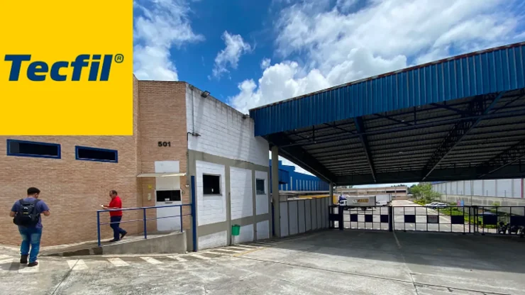 Entrada do centro de distribuição da TECFIL, com o galpão coberto ao fundo